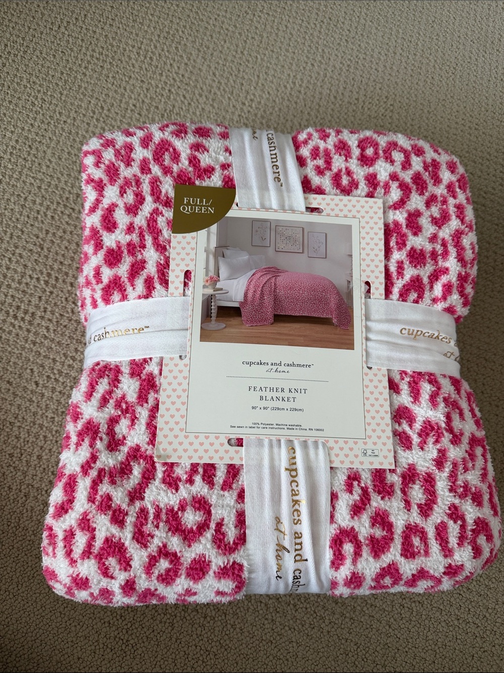 NWT- cupcakes & cashmere Pink and White Feather Knit Blanket.